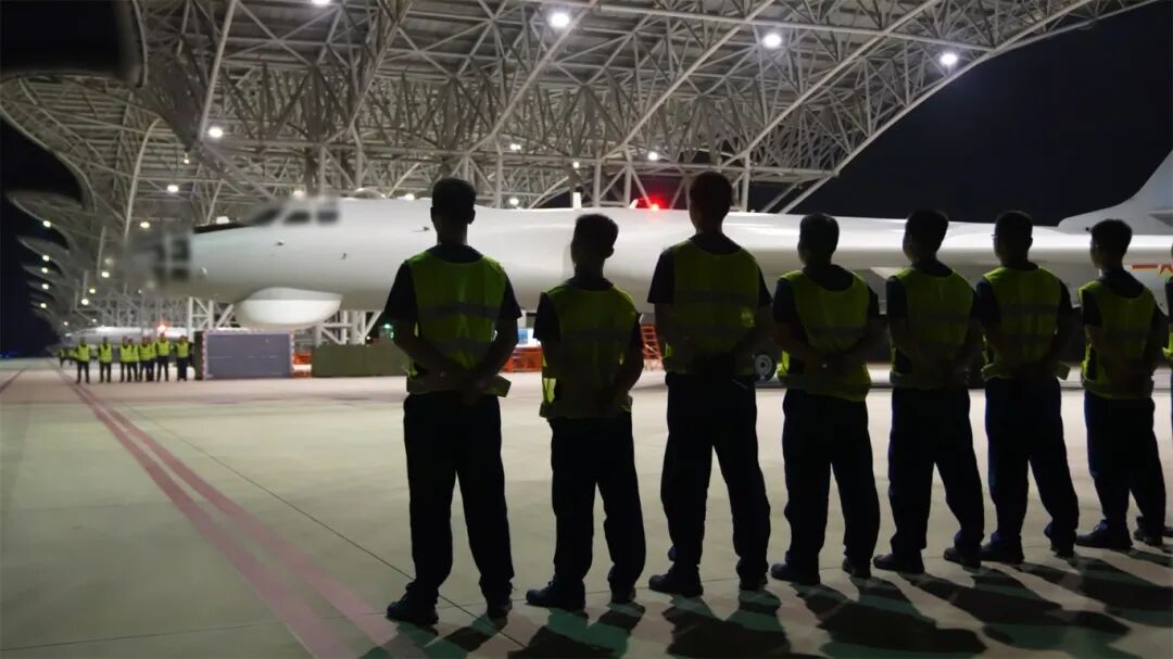 东部战区空军某部夜间飞行训练正式启动，夜鹰出击展现空中战力