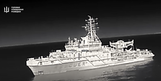 乌克兰国防部情报局公开视频：无人机成功打击一艘俄军战舰的行动记录