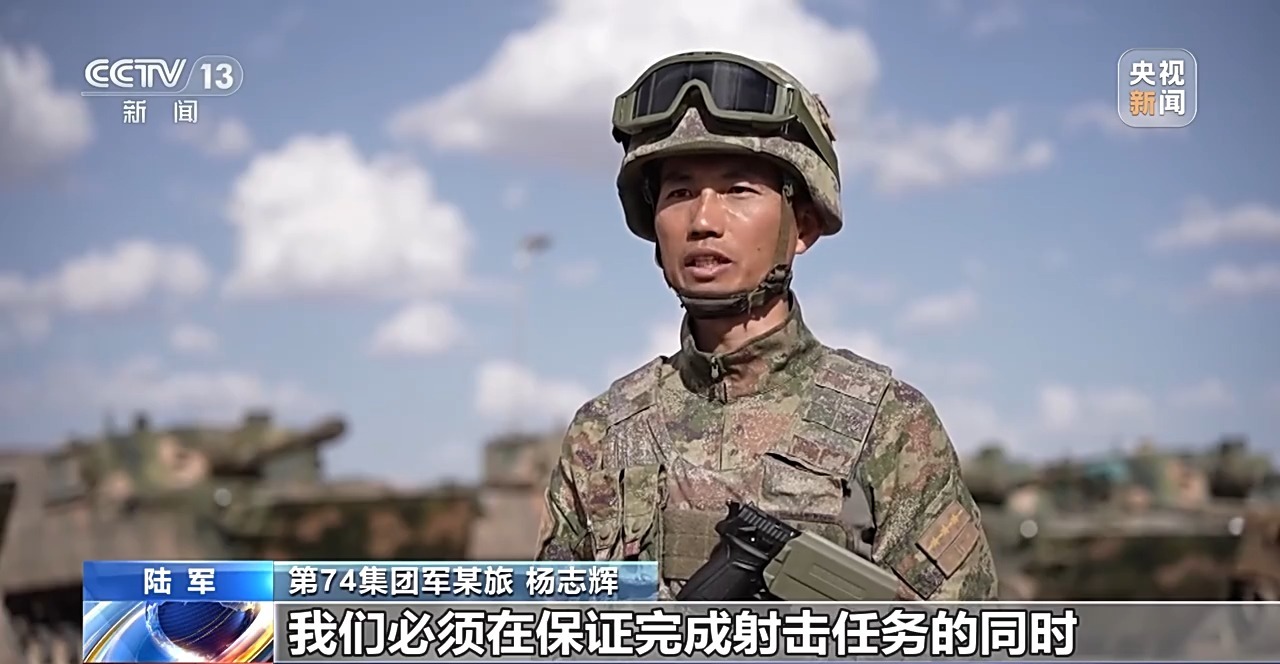 戈壁深处，陆军火炮展开多型实弹战术演练，锤炼战斗技能正当时