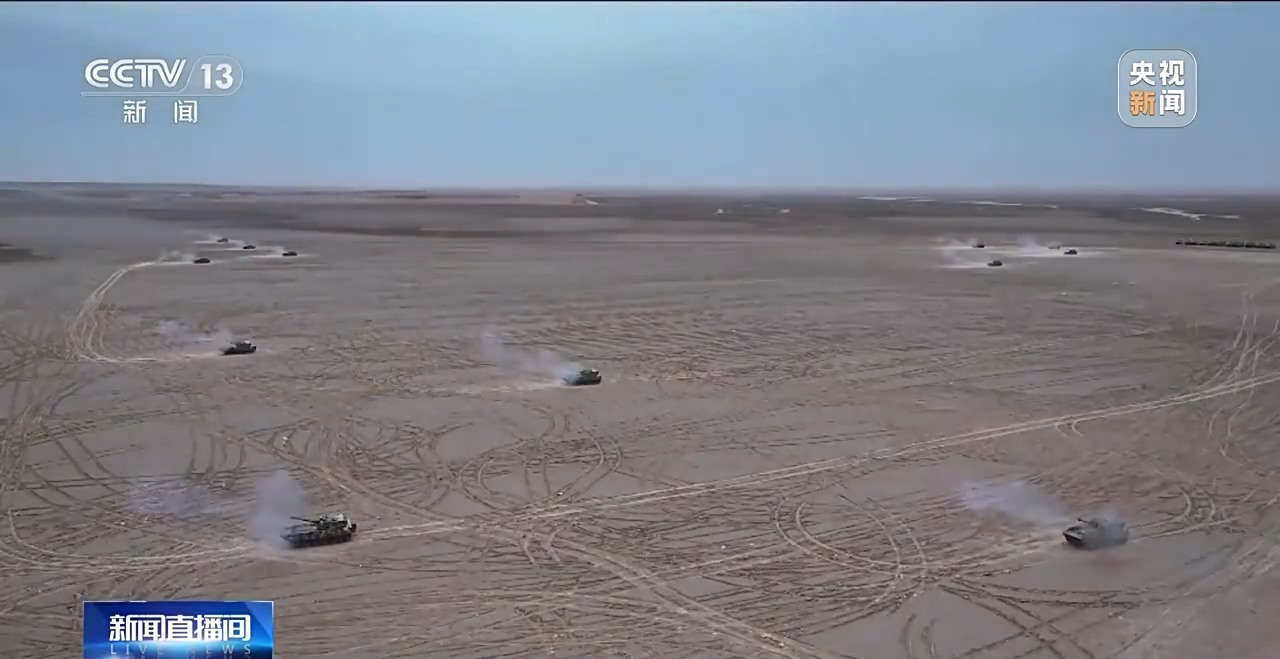 戈壁深处，陆军火炮展开多型实弹战术演练，锤炼战斗技能正当时