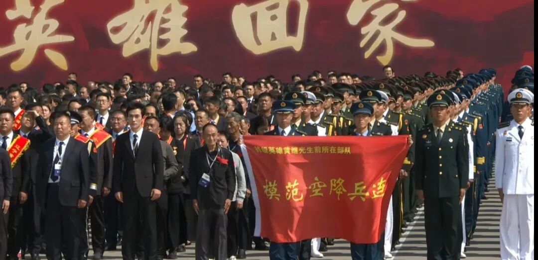 老兵们，荣归故里！胸前闪耀的军功章背后倾诉着满满泪水……