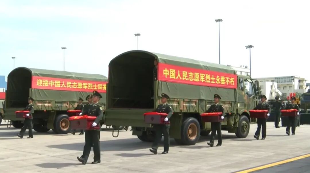 老兵们，荣归故里！胸前闪耀的军功章背后倾诉着满满泪水……