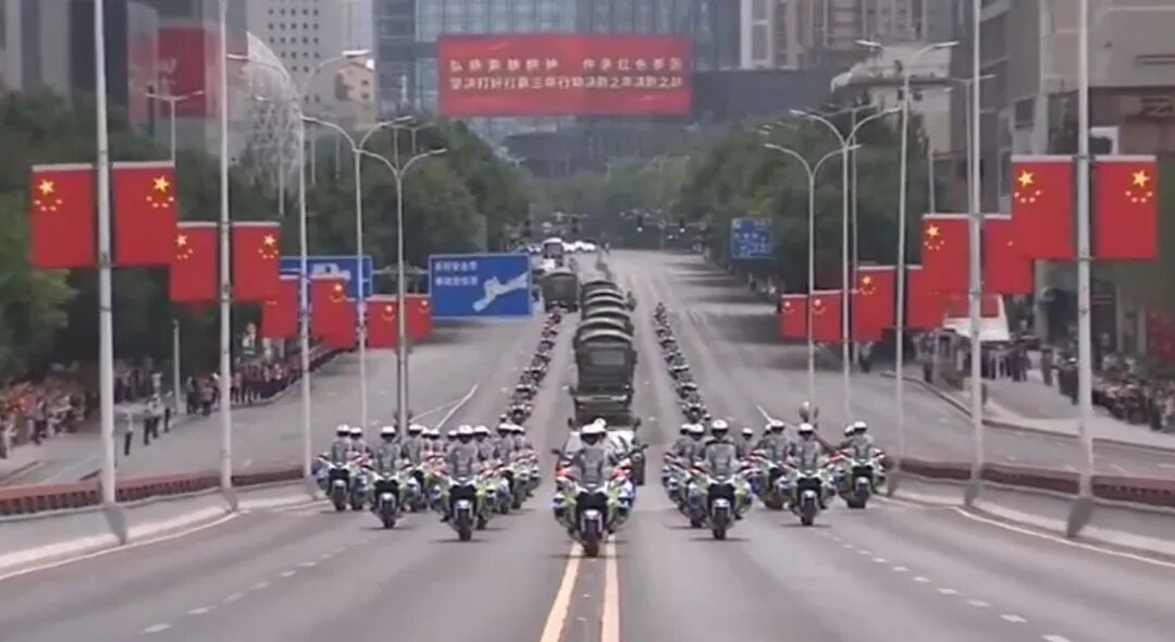 老兵们，荣归故里！胸前闪耀的军功章背后倾诉着满满泪水……