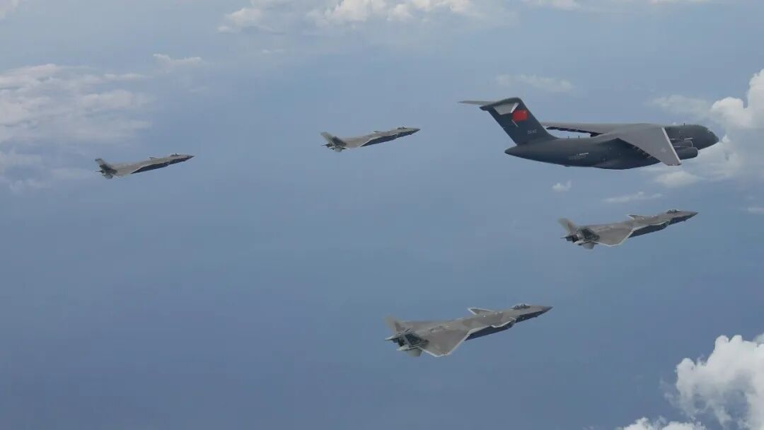 老兵们，荣归故里！胸前闪耀的军功章背后倾诉着满满泪水……