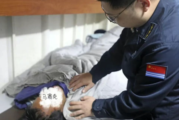 “海军勇敢出击！”济宁舰官兵迅速救助落水群众成功脱险