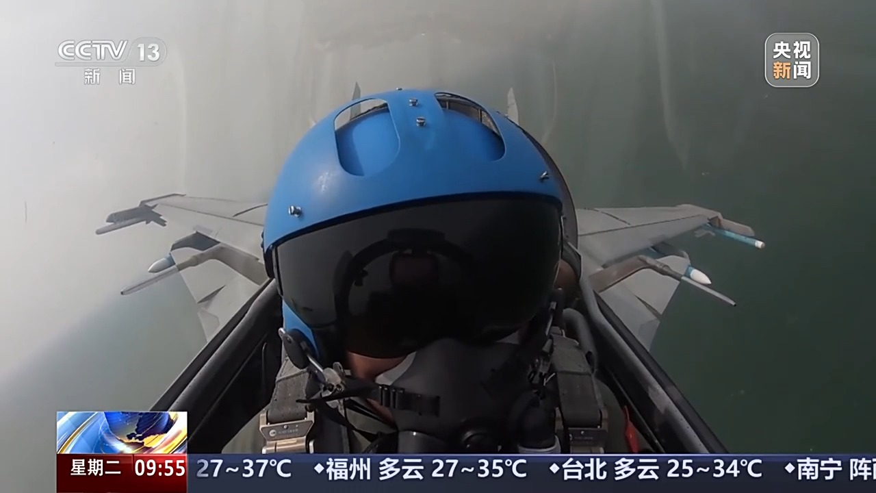 歼_15舰载战斗机急速起飞驰骋穿越山谷展现强大机动性