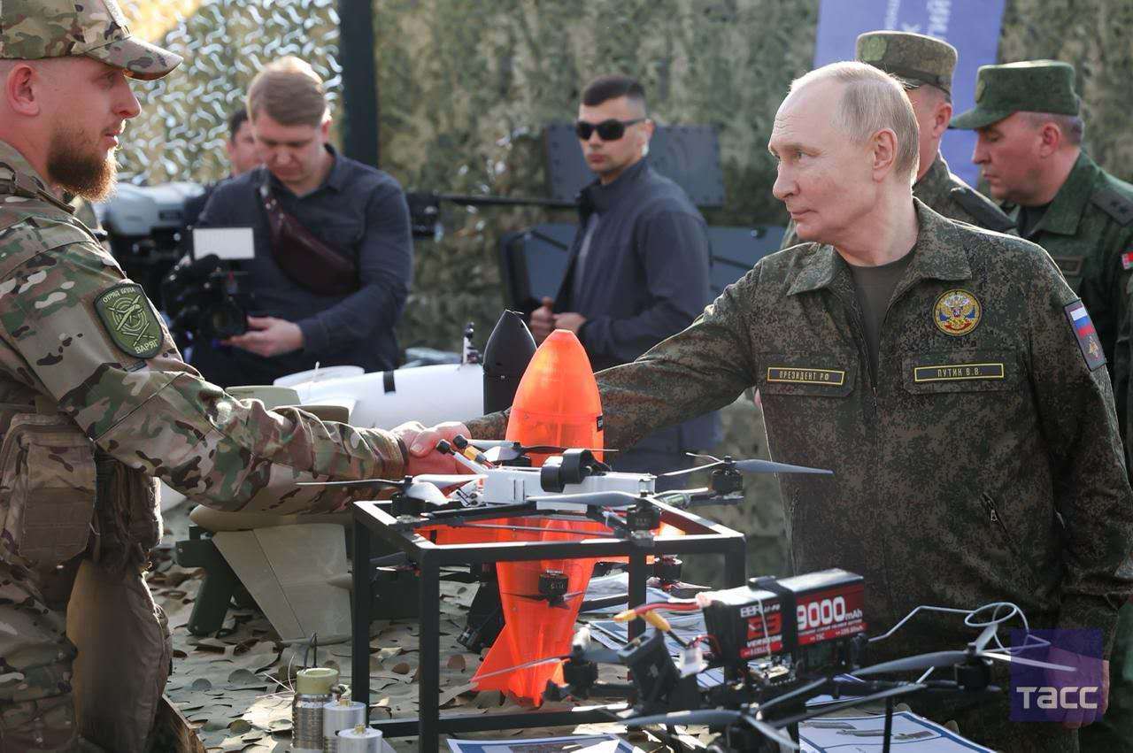 视频丨普京身穿军装参加俄白联合军演“西方_2025”的精彩瞬间