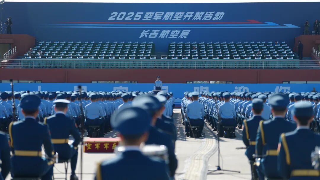 盛典开启！人潮汹涌已形成长龙长队……