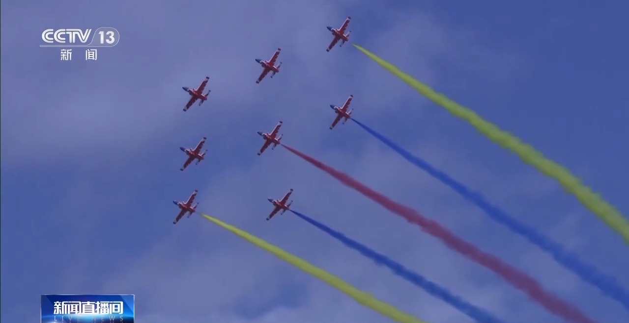 在天空与白云之间绽放艺术！“红鹰”飞行表演队的浪漫传奇是如何谱写的？