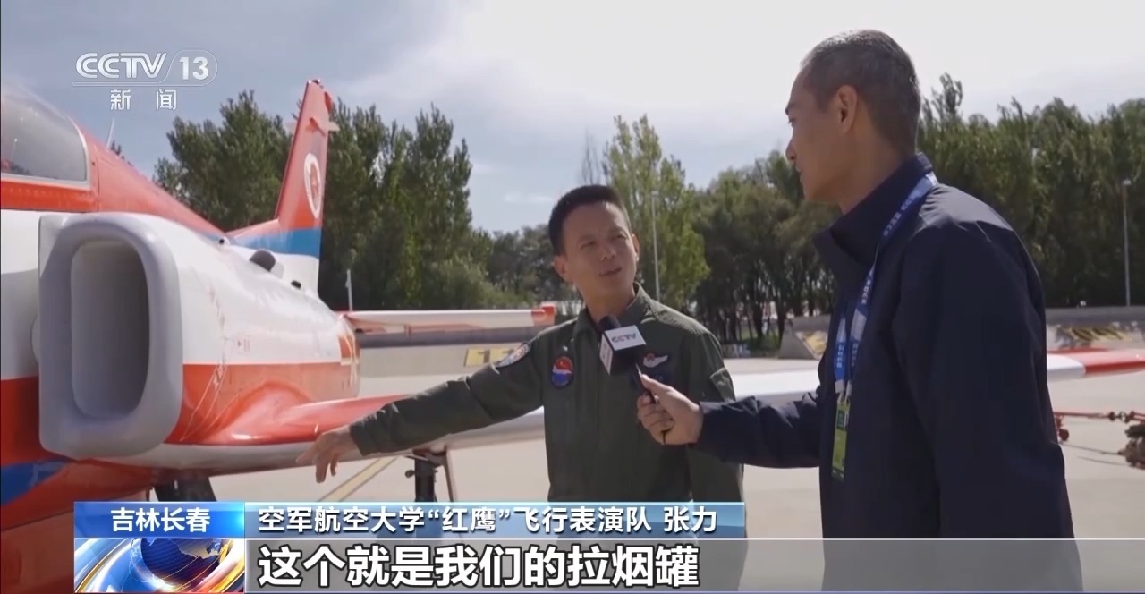 在天空与白云之间绽放艺术！“红鹰”飞行表演队的浪漫传奇是如何谱写的？