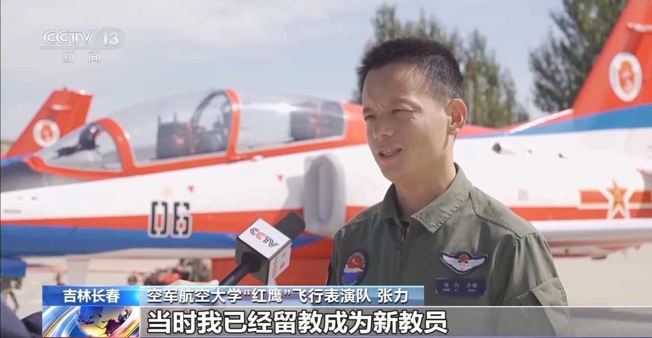 在天空与白云之间绽放艺术！“红鹰”飞行表演队的浪漫传奇是如何谱写的？