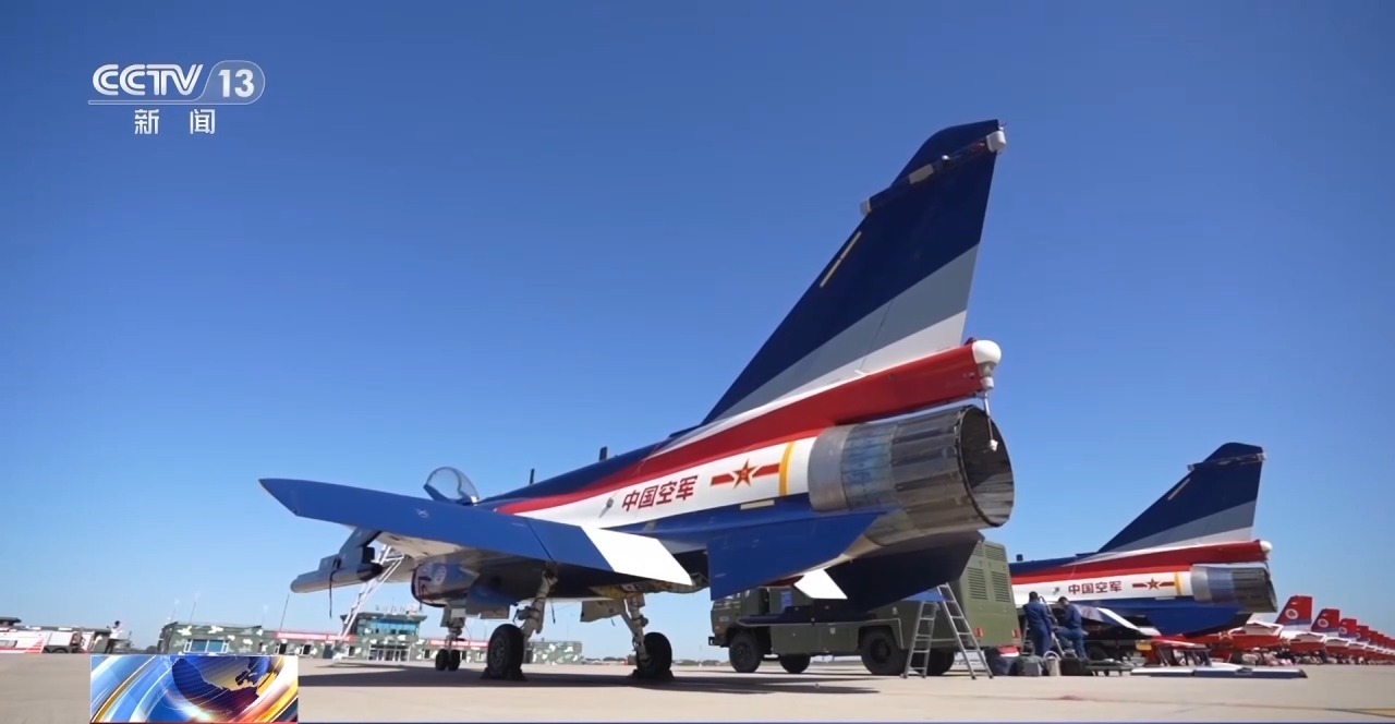 歼_10C与直_20KA的精彩亮相！专家深入解析这些硬核装备背后的战斗力密码