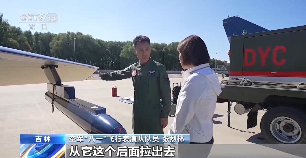 歼_10C与直_20KA的精彩亮相！专家深入解析这些硬核装备背后的战斗力密码