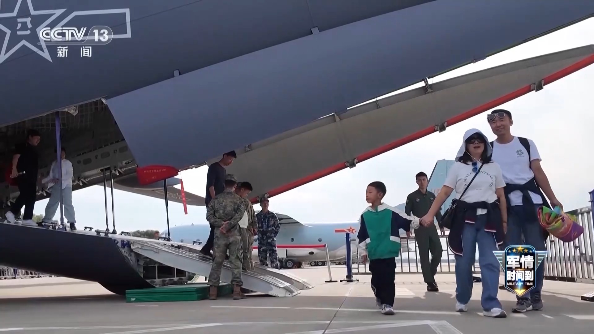 “蛇形机动与大坡度盘旋……重型运输机运_20展示其卓越的战斗能力”