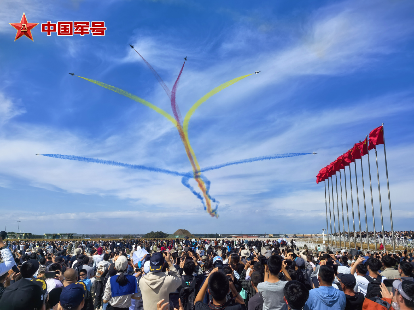 壮丽中国战机与鲜艳红旗完美交融的绝美瞬间！