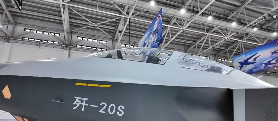 再次相聚！歼_20S在2025年空军航空开放活动中展出大比例模型