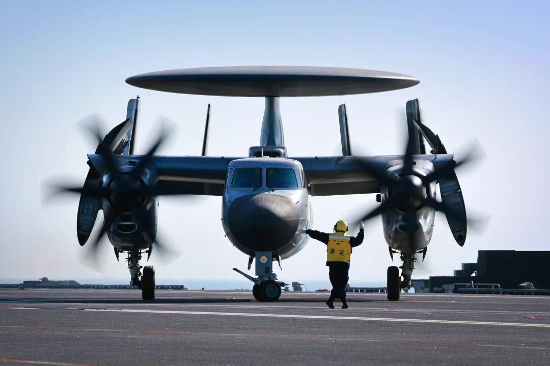 海军三型舰载机成功完成福建舰起降训练，展现卓越飞行能力与技术实力