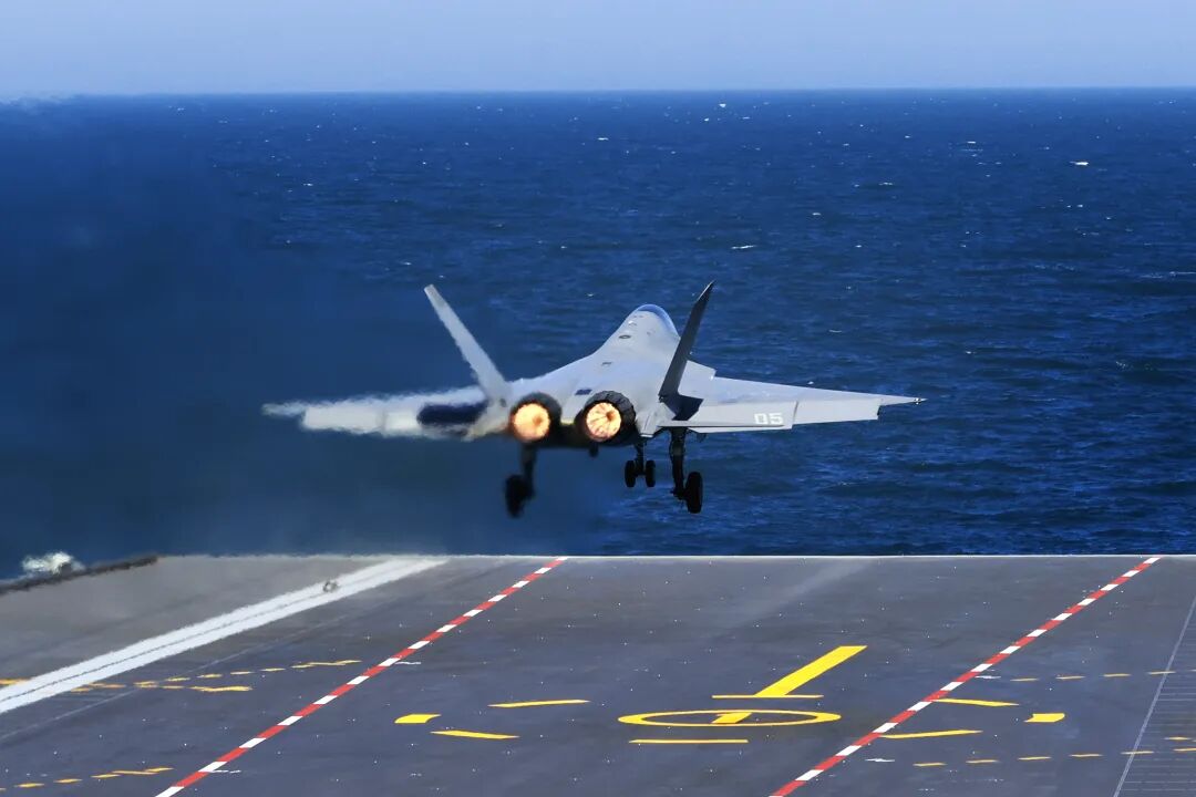 海军三型舰载机成功完成福建舰起降训练，展现卓越飞行能力与技术实力