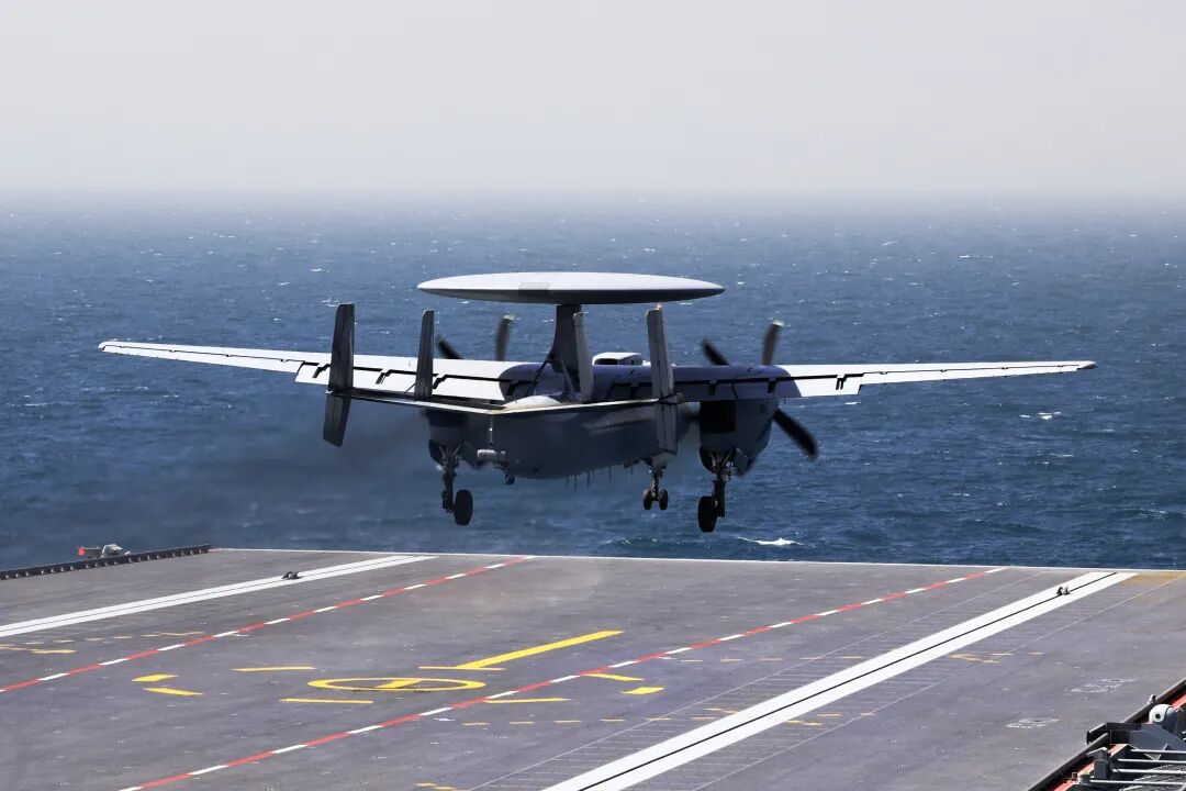海军三型舰载机成功完成福建舰起降训练，展现卓越飞行能力与技术实力