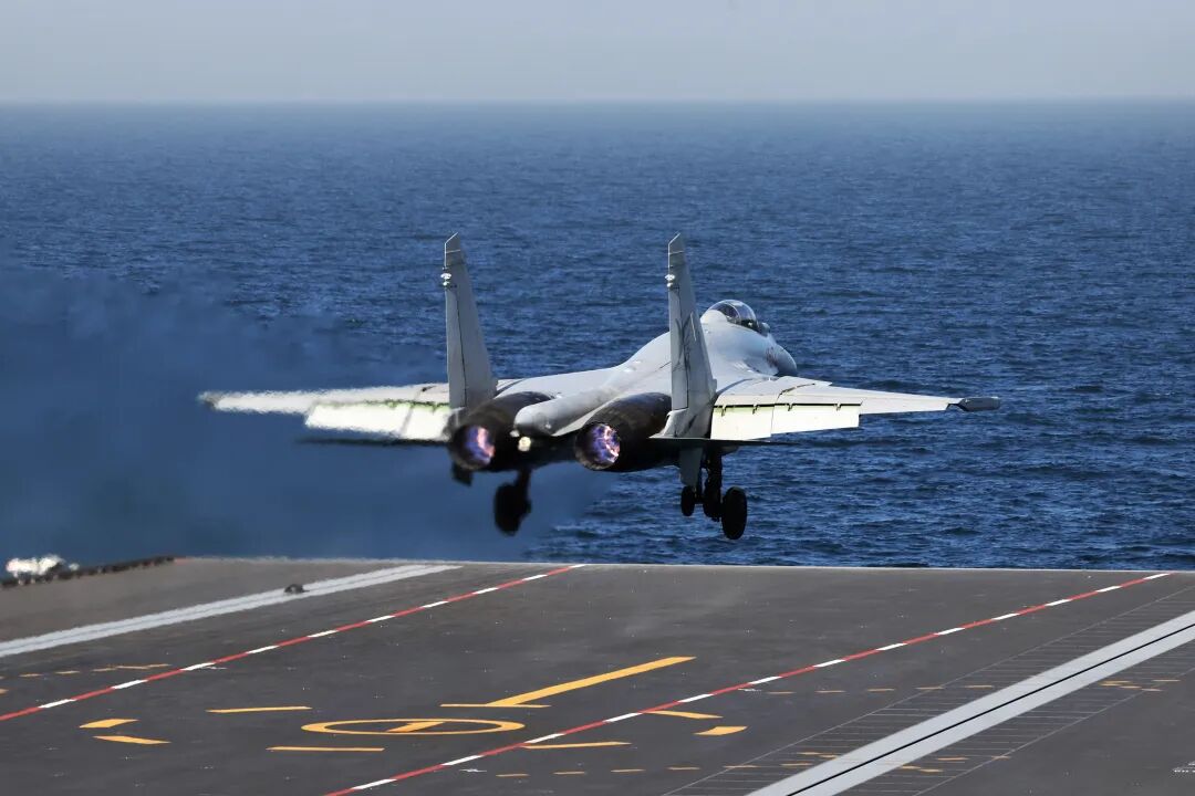 海军三型舰载机成功完成福建舰起降训练，展现卓越飞行能力与技术实力