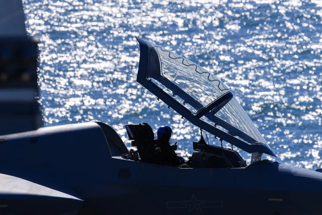 海军三型舰载机成功完成福建舰起降训练，展现卓越飞行能力与技术实力