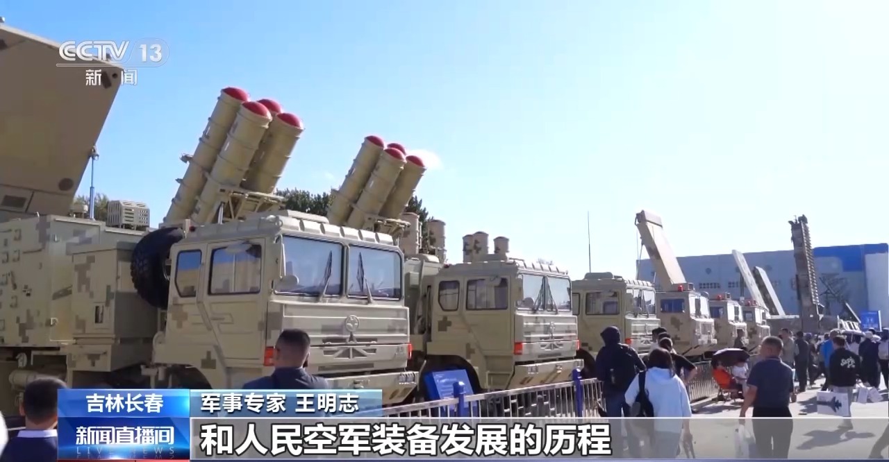 透过蓝天盛会，彰显人民空军强大的威力与荣耀！