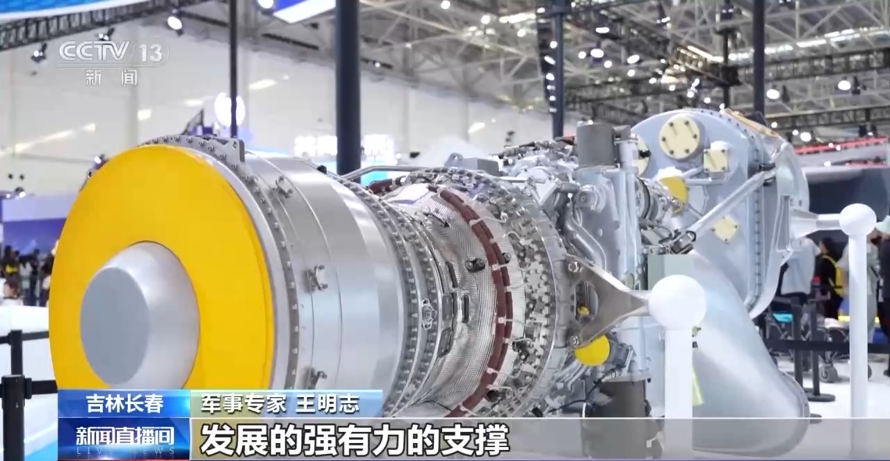 透过蓝天盛会，彰显人民空军强大的威力与荣耀！