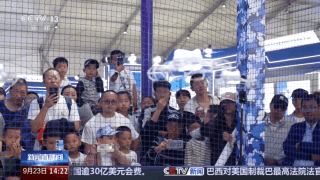 透过蓝天盛会，彰显人民空军强大的威力与荣耀！