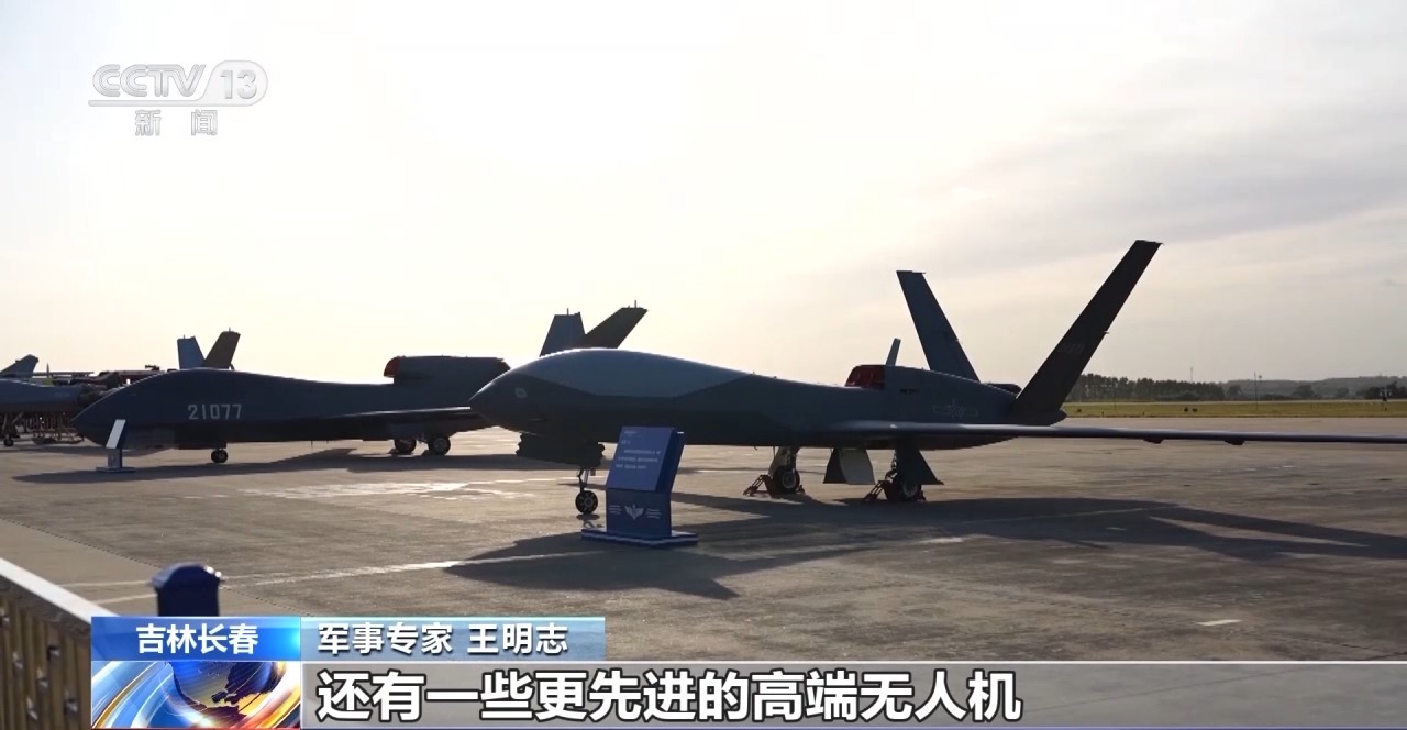 透过蓝天盛会，彰显人民空军强大的威力与荣耀！