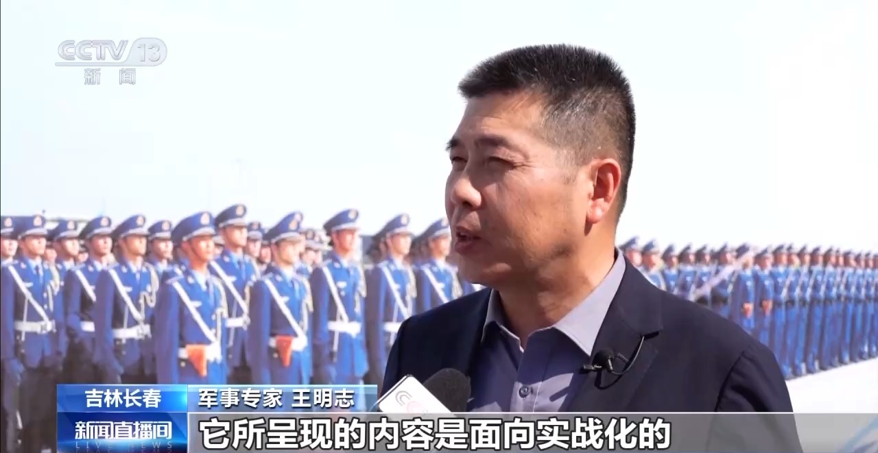 透过蓝天盛会，彰显人民空军强大的威力与荣耀！