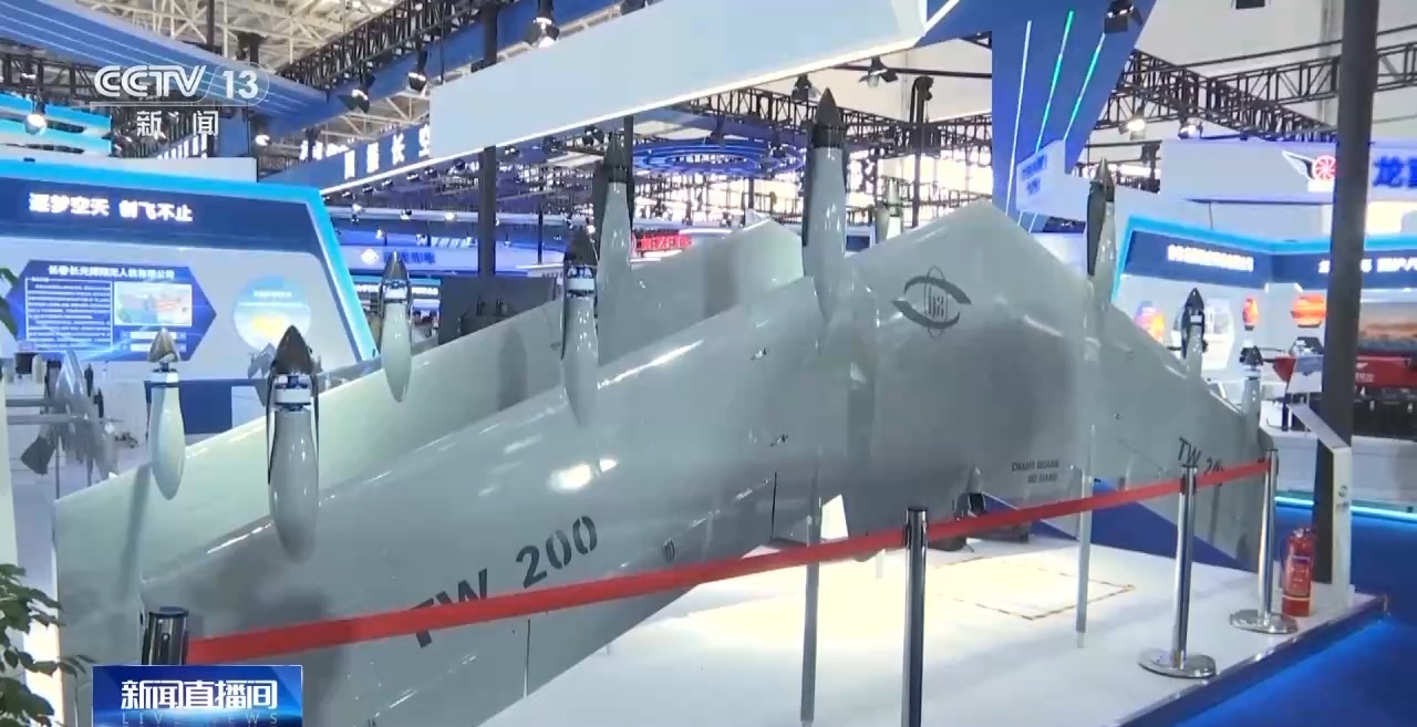 透过蓝天盛会，彰显人民空军强大的威力与荣耀！