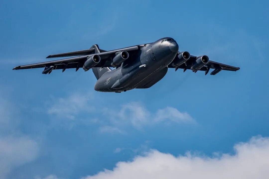 众多女飞行员盛装亮相，共同展现航空魅力与奋斗精神！