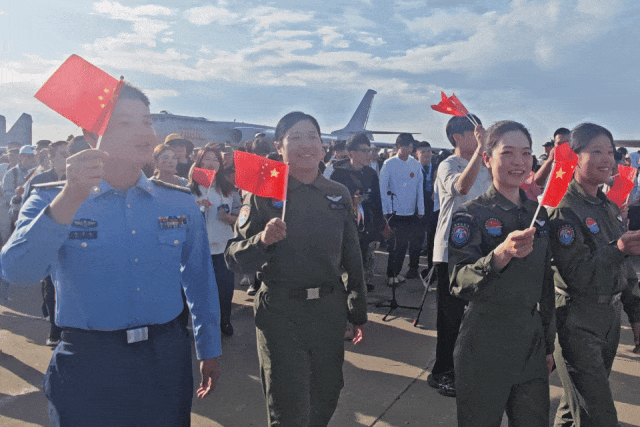众多女飞行员盛装亮相，共同展现航空魅力与奋斗精神！