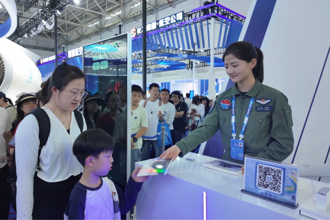 众多女飞行员盛装亮相，共同展现航空魅力与奋斗精神！