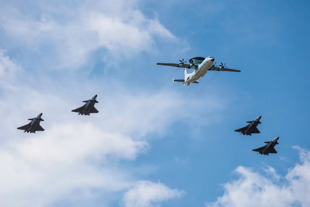 众多女飞行员盛装亮相，共同展现航空魅力与奋斗精神！