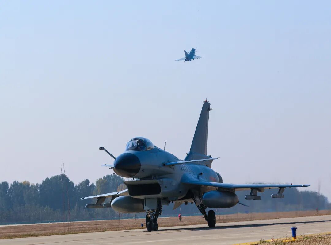 众多女飞行员盛装亮相，共同展现航空魅力与奋斗精神！