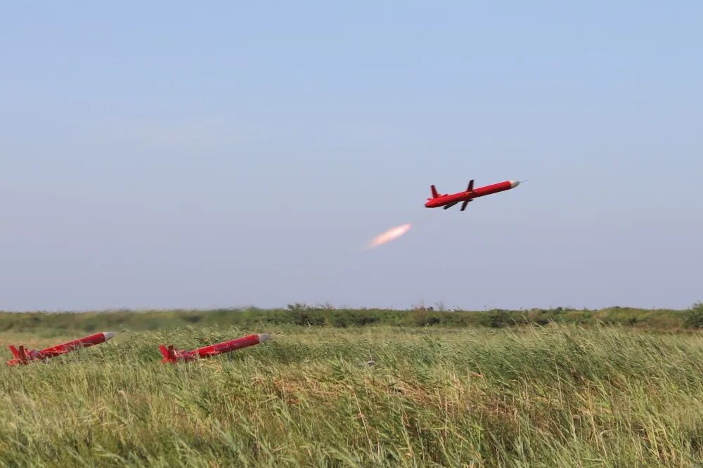 第71集团军某旅紧急出动，进行实弹射击战术演练，强化防空作战能力