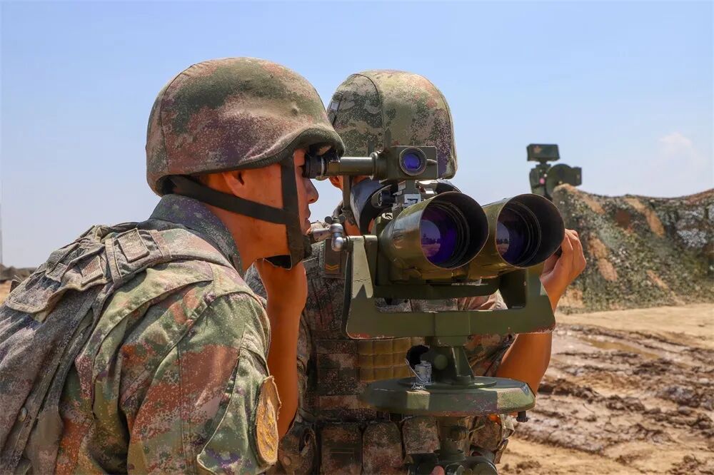 第71集团军某旅紧急出动，进行实弹射击战术演练，强化防空作战能力