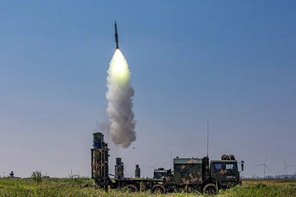 第71集团军某旅紧急出动，进行实弹射击战术演练，强化防空作战能力