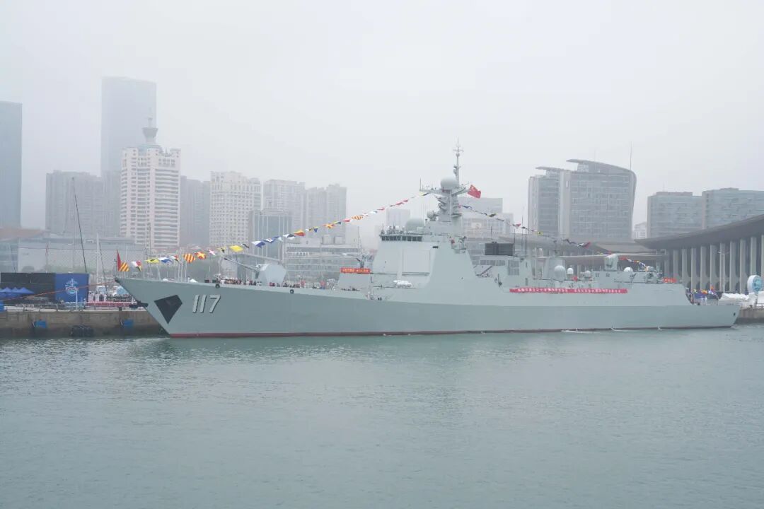 海军舰艇开放日，小姐姐们对小朋友的关爱让人感动不已！