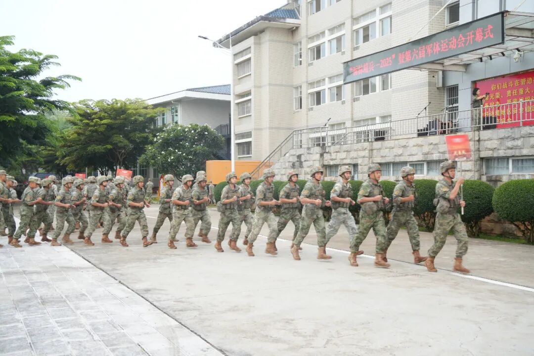 迎战而上！“雨林精英”比拼激烈进行中，战斗气氛紧张！