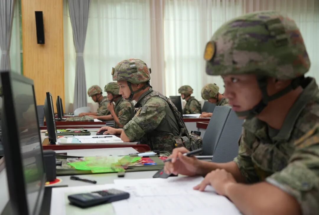 迎战而上！“雨林精英”比拼激烈进行中，战斗气氛紧张！