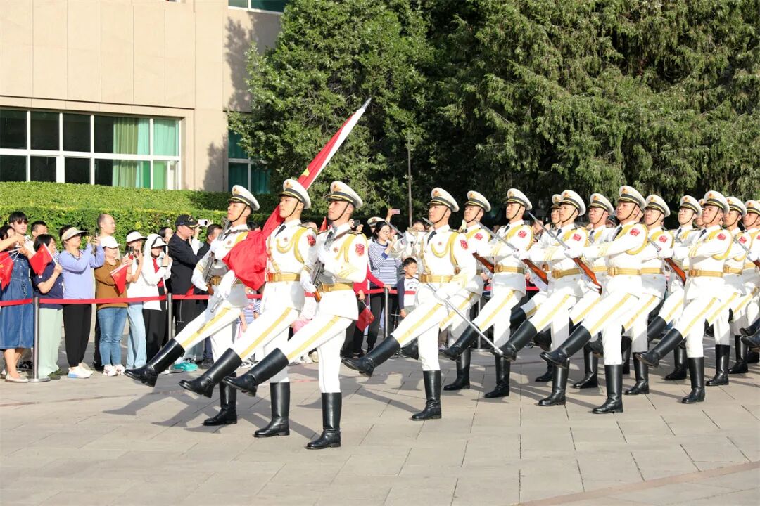 今日，五星红旗在广袤海洋之上冉冉升起，象征着伟大祖国的骄傲与荣耀