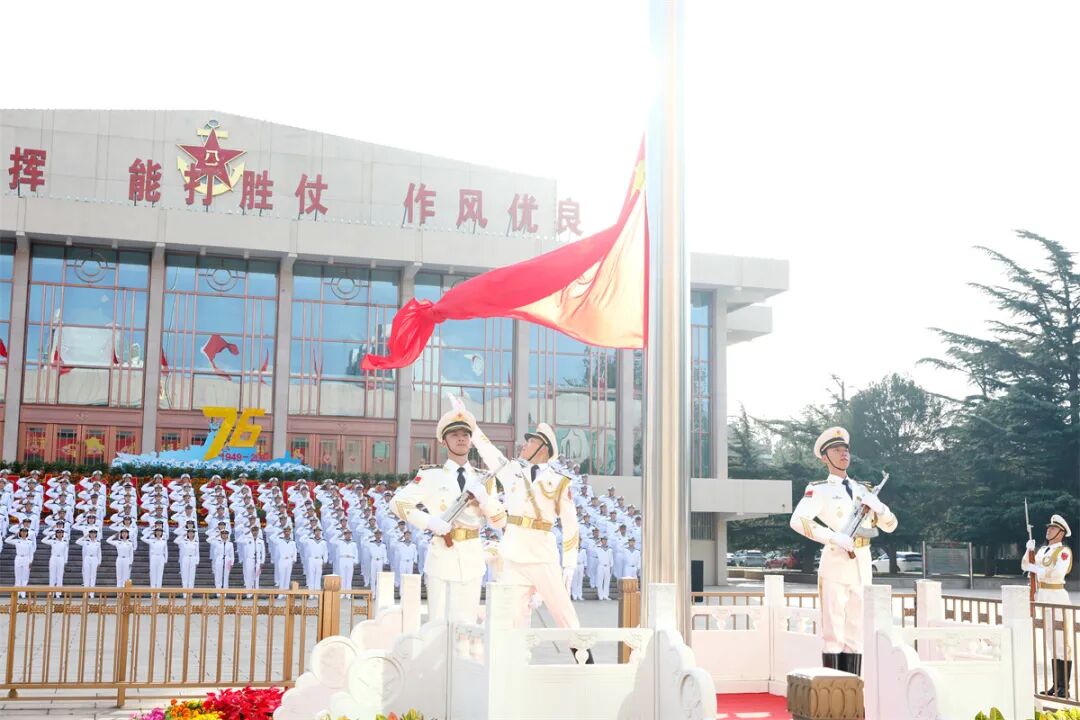 今日，五星红旗在广袤海洋之上冉冉升起，象征着伟大祖国的骄傲与荣耀