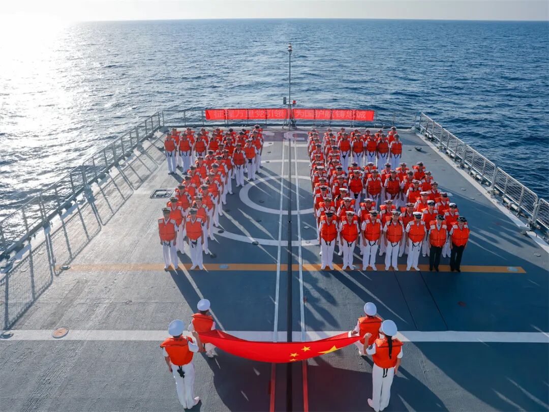 今日，五星红旗在广袤海洋之上冉冉升起，象征着伟大祖国的骄傲与荣耀