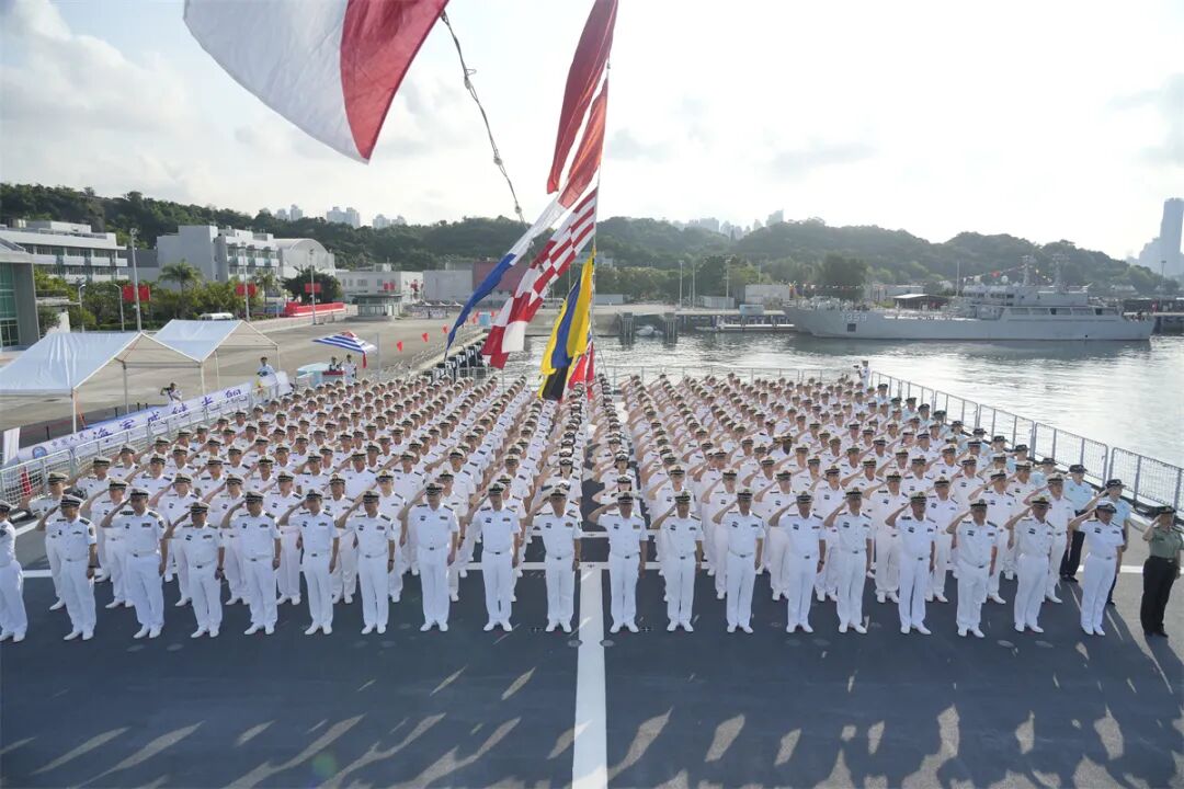 今日，五星红旗在广袤海洋之上冉冉升起，象征着伟大祖国的骄傲与荣耀