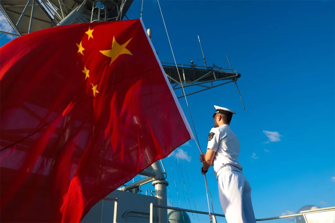 今日，五星红旗在广袤海洋之上冉冉升起，象征着伟大祖国的骄傲与荣耀