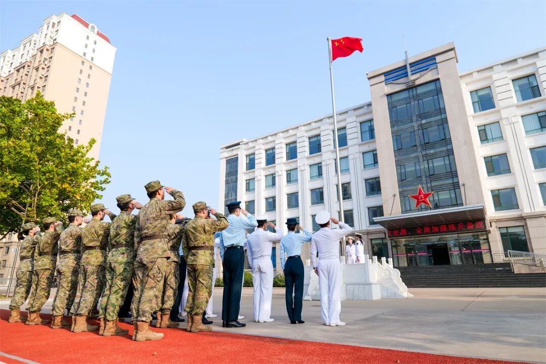 今日，五星红旗在广袤海洋之上冉冉升起，象征着伟大祖国的骄傲与荣耀