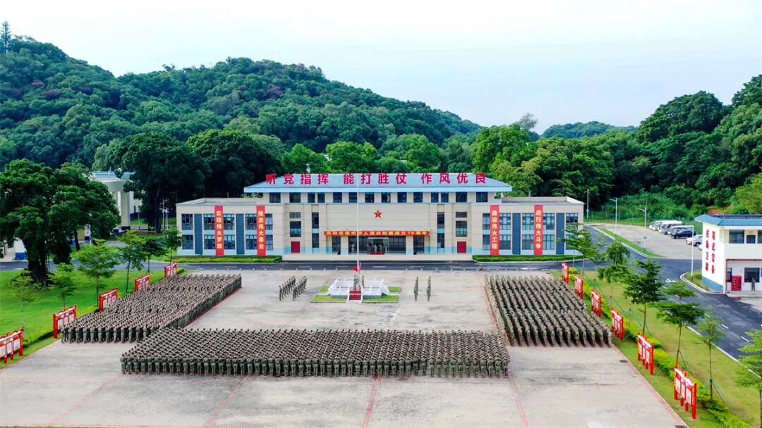 今日，五星红旗在广袤海洋之上冉冉升起，象征着伟大祖国的骄傲与荣耀