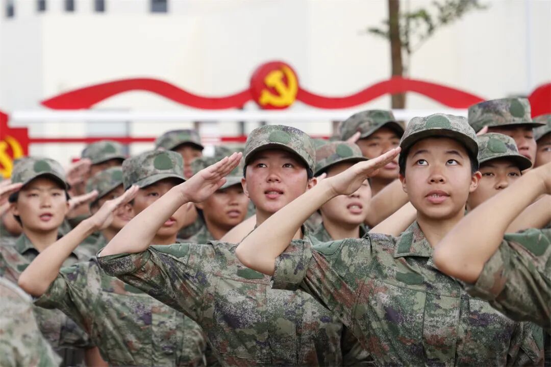 今日，五星红旗在广袤海洋之上冉冉升起，象征着伟大祖国的骄傲与荣耀